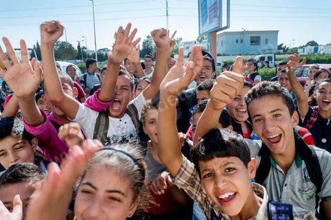 26 septembre 2013 : Devant le tribunal, rappeurs et jeunes collégiens venus soutenir Klay BBJ au tribunal cantonal de Hammamet le rappeur Klay BBJ comparait en opposition à sa condamnation par contumace de 1 an et 9 mois de prison ferme suite à leur représentation au Festival d'Hammamet. Le juge condamne Le rappeur à 6 mois de prion ferme pour outrage à fonctionnaires de police pour avoir chanter un extrait de la chanson de Weld El XV "Boulicia Kleb" (les poiliciers sont des chiens). 