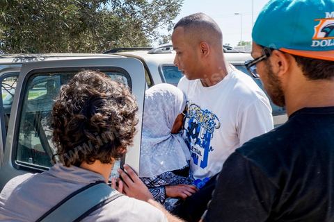 26 septembre 2013 : à l'annonce du verdict la maman de Klay BBJ s'évanouit au tribunal cantonal de Hammamet le rappeur Klay BBJ comparait en opposition à sa condamnation par contumace de 1 an et 9 mois de prison ferme suite à leur représentation au Festival d'Hammamet. Le juge condamne Le rappeur à 6 mois de prion ferme pour outrage à fonctionnaires de police pour avoir chanter un extrait de la chanson de Weld El XV "Boulicia Kleb" (les poiliciers sont des chiens). 