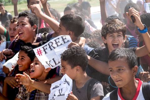 26 septembre 2013 : Devant le tribunal, rappeurs et jeunes collégiens venus soutenir Klay BBJ au tribunal cantonal de Hammamet le rappeur Klay BBJ comparait en opposition à sa condamnation par contumace de 1 an et 9 mois de prison ferme suite à leur représentation au Festival d'Hammamet. Le juge condamne Le rappeur à 6 mois de prion ferme pour outrage à fonctionnaires de police pour avoir chanter un extrait de la chanson de Weld El XV "Boulicia Kleb" (les poiliciers sont des chiens). 