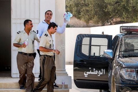 26 septembre 2013 : Klay BBJ est amenè en prison, au tribunal cantonal de Hammamet le rappeur Klay BBJ comparait en opposition à sa condamnation par contumace de 1 an et 9 mois de prison ferme suite à leur représentation au Festival d'Hammamet. Le juge condamne Le rappeur à 6 mois de prion ferme pour outrage à fonctionnaires de police pour avoir chanter un extrait de la chanson de Weld El XV "Boulicia Kleb" (les poiliciers sont des chiens). 