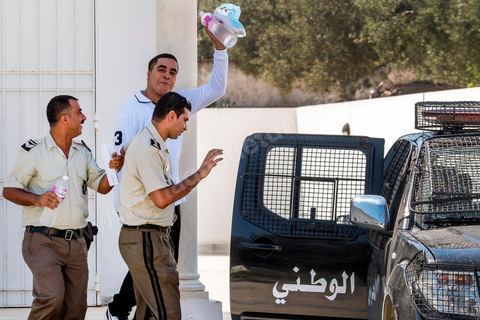 26 septembre 2013 : Klay BBJ est amenè en prison, au tribunal cantonal de Hammamet le rappeur Klay BBJ comparait en opposition à sa condamnation par contumace de 1 an et 9 mois de prison ferme suite à leur représentation au Festival d'Hammamet. Le juge condamne Le rappeur à 6 mois de prion ferme pour outrage à fonctionnaires de police pour avoir chanter un extrait de la chanson de Weld El XV "Boulicia Kleb" (les poiliciers sont des chiens). 