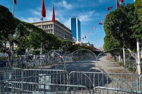 October 23, 2013: Two years after Tunisia’s first free elections, several thousand protesters took to H. Bourguiba Avenue in Tunis to protest against the current government, call for the launch of a national dialogue, and pay tribute to the political martyrs assassinated in recent months. The security situation and political tensions are at the heart of the Tunisians’ demands. The day was marked by the deaths of six more gendarmes at the hands of Salafists near Sidi Bouzid in central Tunisia. 