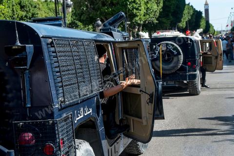 October 23, 2013: Two years after Tunisia’s first free elections, several thousand protesters took to H. Bourguiba Avenue in Tunis to protest against the current government, call for the launch of a national dialogue, and pay tribute to the political martyrs assassinated in recent months. The security situation and political tensions are at the heart of the Tunisians’ demands. The day was marked by the deaths of six more gendarmes at the hands of Salafists near Sidi Bouzid in central Tunisia. 