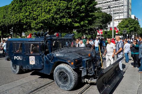 October 23, 2013: Two years after Tunisia’s first free elections, several thousand protesters took to H. Bourguiba Avenue in Tunis to protest against the current government, call for the launch of a national dialogue, and pay tribute to the political martyrs assassinated in recent months. The security situation and political tensions are at the heart of the Tunisians’ demands. The day was marked by the deaths of six more gendarmes at the hands of Salafists near Sidi Bouzid in central Tunisia. 