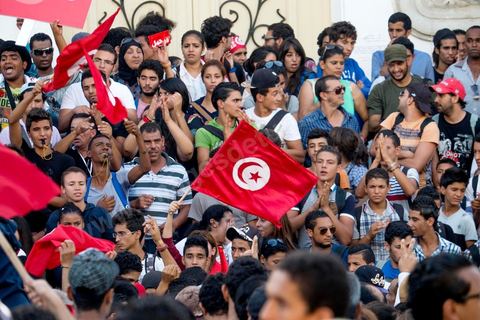 October 23, 2013: Two years after Tunisia’s first free elections, several thousand protesters took to H. Bourguiba Avenue in Tunis to protest against the current government, call for the launch of a national dialogue, and pay tribute to the political martyrs assassinated in recent months. The security situation and political tensions are at the heart of the Tunisians’ demands. The day was marked by the deaths of six more gendarmes at the hands of Salafists near Sidi Bouzid in central Tunisia. 