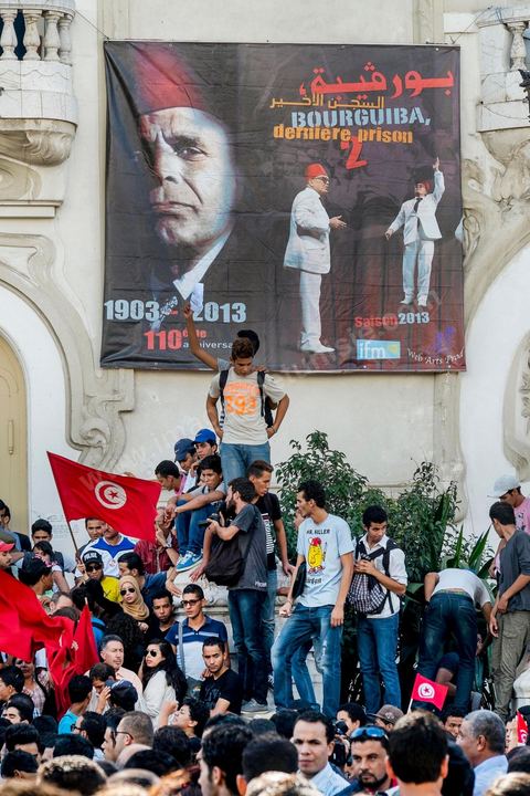 October 23, 2013: Two years after Tunisia’s first free elections, several thousand protesters took to H. Bourguiba Avenue in Tunis to protest against the current government, call for the launch of a national dialogue, and pay tribute to the political martyrs assassinated in recent months. The security situation and political tensions are at the heart of the Tunisians’ demands. The day was marked by the deaths of six more gendarmes at the hands of Salafists near Sidi Bouzid in central Tunisia. 