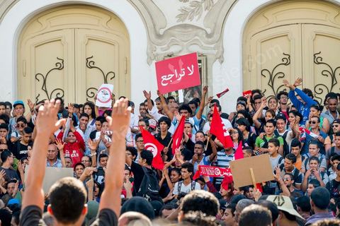 October 23, 2013: Two years after Tunisia’s first free elections, several thousand protesters took to H. Bourguiba Avenue in Tunis to protest against the current government, call for the launch of a national dialogue, and pay tribute to the political martyrs assassinated in recent months. The security situation and political tensions are at the heart of the Tunisians’ demands. The day was marked by the deaths of six more gendarmes at the hands of Salafists near Sidi Bouzid in central Tunisia. 