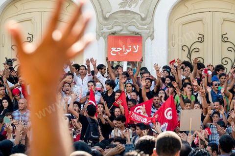 October 23, 2013: Two years after Tunisia’s first free elections, several thousand protesters took to H. Bourguiba Avenue in Tunis to protest against the current government, call for the launch of a national dialogue, and pay tribute to the political martyrs assassinated in recent months. The security situation and political tensions are at the heart of the Tunisians’ demands. The day was marked by the deaths of six more gendarmes at the hands of Salafists near Sidi Bouzid in central Tunisia. 