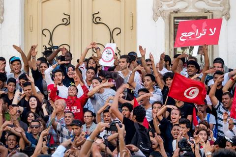 October 23, 2013: Two years after Tunisia’s first free elections, several thousand protesters took to H. Bourguiba Avenue in Tunis to protest against the current government, call for the launch of a national dialogue, and pay tribute to the political martyrs assassinated in recent months. The security situation and political tensions are at the heart of the Tunisians’ demands. The day was marked by the deaths of six more gendarmes at the hands of Salafists near Sidi Bouzid in central Tunisia. 