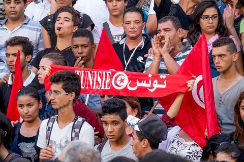 October 23, 2013: Two years after Tunisia’s first free elections, several thousand protesters took to H. Bourguiba Avenue in Tunis to protest against the current government, call for the launch of a national dialogue, and pay tribute to the political martyrs assassinated in recent months. The security situation and political tensions are at the heart of the Tunisians’ demands. The day was marked by the deaths of six more gendarmes at the hands of Salafists near Sidi Bouzid in central Tunisia. 