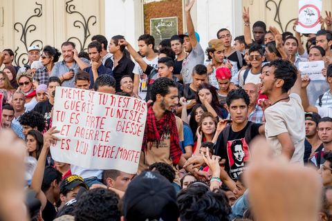 October 23, 2013: Two years after Tunisia’s first free elections, several thousand protesters took to H. Bourguiba Avenue in Tunis to protest against the current government, call for the launch of a national dialogue, and pay tribute to the political martyrs assassinated in recent months. The security situation and political tensions are at the heart of the Tunisians’ demands. The day was marked by the deaths of six more gendarmes at the hands of Salafists near Sidi Bouzid in central Tunisia. 