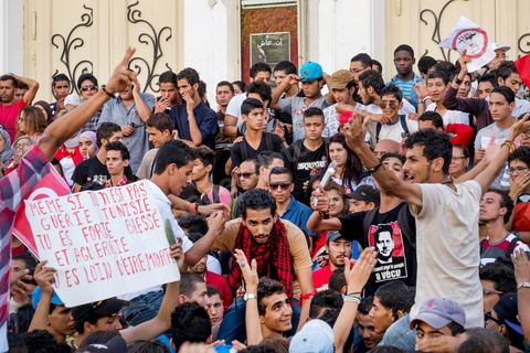 October 23, 2013: Two years after Tunisia’s first free elections, several thousand protesters took to H. Bourguiba Avenue in Tunis to protest against the current government, call for the launch of a national dialogue, and pay tribute to the political martyrs assassinated in recent months. The security situation and political tensions are at the heart of the Tunisians’ demands. The day was marked by the deaths of six more gendarmes at the hands of Salafists near Sidi Bouzid in central Tunisia. 