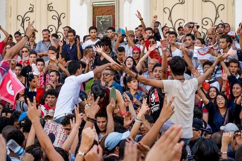 October 23, 2013: Two years after Tunisia’s first free elections, several thousand protesters took to H. Bourguiba Avenue in Tunis to protest against the current government, call for the launch of a national dialogue, and pay tribute to the political martyrs assassinated in recent months. The security situation and political tensions are at the heart of the Tunisians’ demands. The day was marked by the deaths of six more gendarmes at the hands of Salafists near Sidi Bouzid in central Tunisia. 
