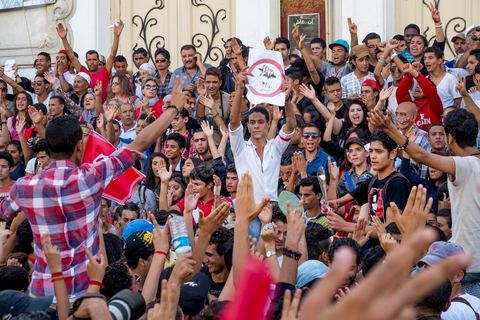 October 23, 2013: Two years after Tunisia’s first free elections, several thousand protesters took to H. Bourguiba Avenue in Tunis to protest against the current government, call for the launch of a national dialogue, and pay tribute to the political martyrs assassinated in recent months. The security situation and political tensions are at the heart of the Tunisians’ demands. The day was marked by the deaths of six more gendarmes at the hands of Salafists near Sidi Bouzid in central Tunisia. 