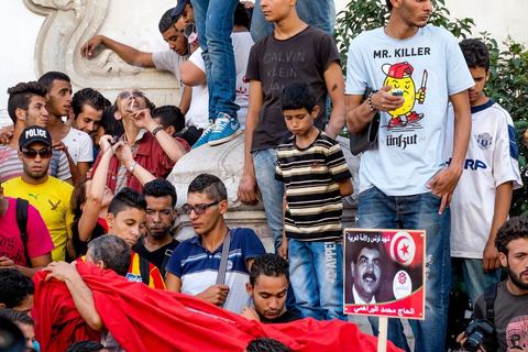 October 23, 2013: Two years after Tunisia’s first free elections, several thousand protesters took to H. Bourguiba Avenue in Tunis to protest against the current government, call for the launch of a national dialogue, and pay tribute to the political martyrs assassinated in recent months. The security situation and political tensions are at the heart of the Tunisians’ demands. The day was marked by the deaths of six more gendarmes at the hands of Salafists near Sidi Bouzid in central Tunisia. 