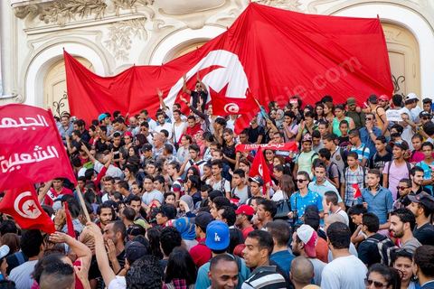 October 23, 2013: Two years after Tunisia’s first free elections, several thousand protesters took to H. Bourguiba Avenue in Tunis to protest against the current government, call for the launch of a national dialogue, and pay tribute to the political martyrs assassinated in recent months. The security situation and political tensions are at the heart of the Tunisians’ demands. The day was marked by the deaths of six more gendarmes at the hands of Salafists near Sidi Bouzid in central Tunisia. 