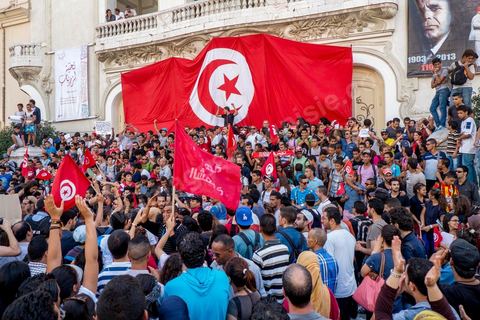 October 23, 2013: Two years after Tunisia’s first free elections, several thousand protesters took to H. Bourguiba Avenue in Tunis to protest against the current government, call for the launch of a national dialogue, and pay tribute to the political martyrs assassinated in recent months. The security situation and political tensions are at the heart of the Tunisians’ demands. The day was marked by the deaths of six more gendarmes at the hands of Salafists near Sidi Bouzid in central Tunisia. 