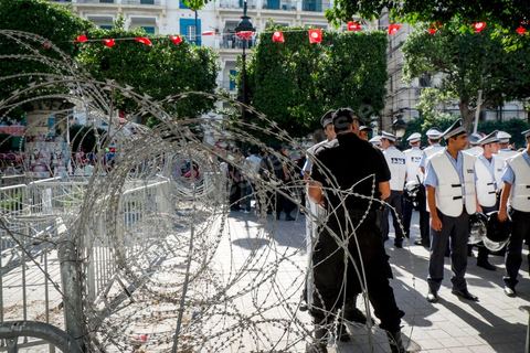 October 23, 2013: Two years after Tunisia’s first free elections, several thousand protesters took to H. Bourguiba Avenue in Tunis to protest against the current government, call for the launch of a national dialogue, and pay tribute to the political martyrs assassinated in recent months. The security situation and political tensions are at the heart of the Tunisians’ demands. The day was marked by the deaths of six more gendarmes at the hands of Salafists near Sidi Bouzid in central Tunisia. 