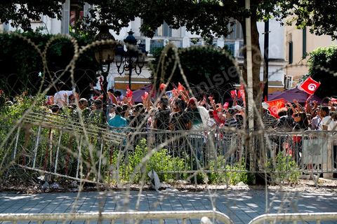 October 23, 2013: Two years after Tunisia’s first free elections, several thousand protesters took to H. Bourguiba Avenue in Tunis to protest against the current government, call for the launch of a national dialogue, and pay tribute to the political martyrs assassinated in recent months. The security situation and political tensions are at the heart of the Tunisians’ demands. The day was marked by the deaths of six more gendarmes at the hands of Salafists near Sidi Bouzid in central Tunisia. 