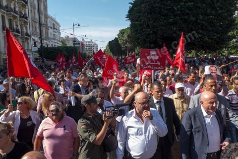 October 23, 2013: Two years after Tunisia’s first free elections, several thousand protesters took to H. Bourguiba Avenue in Tunis to protest against the current government, call for the launch of a national dialogue, and pay tribute to the political martyrs assassinated in recent months. The security situation and political tensions are at the heart of the Tunisians’ demands. The day was marked by the deaths of six more gendarmes at the hands of Salafists near Sidi Bouzid in central Tunisia. 