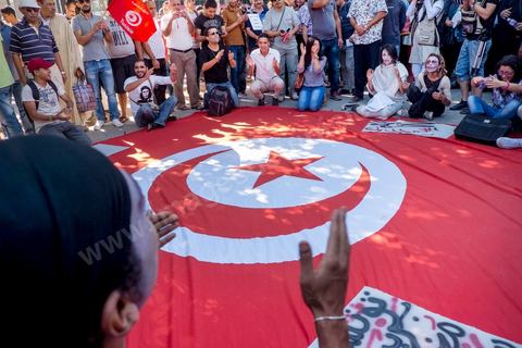 October 23, 2013: Two years after Tunisia’s first free elections, several thousand protesters took to H. Bourguiba Avenue in Tunis to protest against the current government, call for the launch of a national dialogue, and pay tribute to the political martyrs assassinated in recent months. The security situation and political tensions are at the heart of the Tunisians’ demands. The day was marked by the deaths of six more gendarmes at the hands of Salafists near Sidi Bouzid in central Tunisia. 