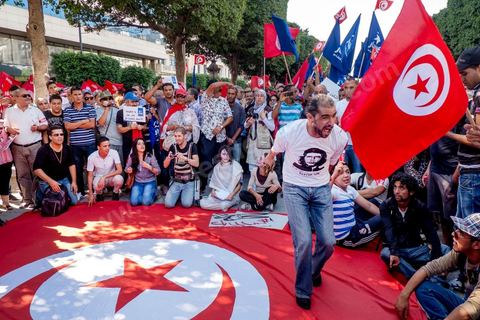 October 23, 2013: Two years after Tunisia’s first free elections, several thousand protesters took to H. Bourguiba Avenue in Tunis to protest against the current government, call for the launch of a national dialogue, and pay tribute to the political martyrs assassinated in recent months. The security situation and political tensions are at the heart of the Tunisians’ demands. The day was marked by the deaths of six more gendarmes at the hands of Salafists near Sidi Bouzid in central Tunisia. 