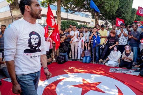 October 23, 2013: Two years after Tunisia’s first free elections, several thousand protesters took to H. Bourguiba Avenue in Tunis to protest against the current government, call for the launch of a national dialogue, and pay tribute to the political martyrs assassinated in recent months. The security situation and political tensions are at the heart of the Tunisians’ demands. The day was marked by the deaths of six more gendarmes at the hands of Salafists near Sidi Bouzid in central Tunisia. 