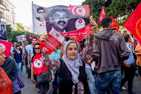 October 23, 2013: Two years after Tunisia’s first free elections, several thousand protesters took to H. Bourguiba Avenue in Tunis to protest against the current government, call for the launch of a national dialogue, and pay tribute to the political martyrs assassinated in recent months. The security situation and political tensions are at the heart of the Tunisians’ demands. The day was marked by the deaths of six more gendarmes at the hands of Salafists near Sidi Bouzid in central Tunisia. 