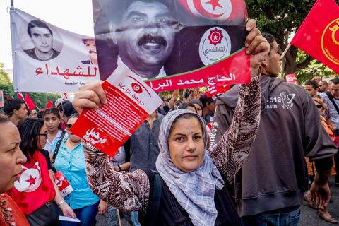 October 23, 2013: Two years after Tunisia’s first free elections, several thousand protesters took to H. Bourguiba Avenue in Tunis to protest against the current government, call for the launch of a national dialogue, and pay tribute to the political martyrs assassinated in recent months. The security situation and political tensions are at the heart of the Tunisians’ demands. The day was marked by the deaths of six more gendarmes at the hands of Salafists near Sidi Bouzid in central Tunisia. 
