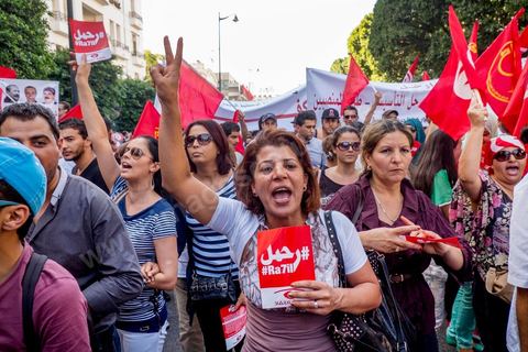 October 23, 2013: Two years after Tunisia’s first free elections, several thousand protesters took to H. Bourguiba Avenue in Tunis to protest against the current government, call for the launch of a national dialogue, and pay tribute to the political martyrs assassinated in recent months. The security situation and political tensions are at the heart of the Tunisians’ demands. The day was marked by the deaths of six more gendarmes at the hands of Salafists near Sidi Bouzid in central Tunisia. 