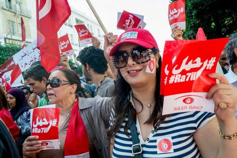 October 23, 2013: Two years after Tunisia’s first free elections, several thousand protesters took to H. Bourguiba Avenue in Tunis to protest against the current government, call for the launch of a national dialogue, and pay tribute to the political martyrs assassinated in recent months. The security situation and political tensions are at the heart of the Tunisians’ demands. The day was marked by the deaths of six more gendarmes at the hands of Salafists near Sidi Bouzid in central Tunisia. 