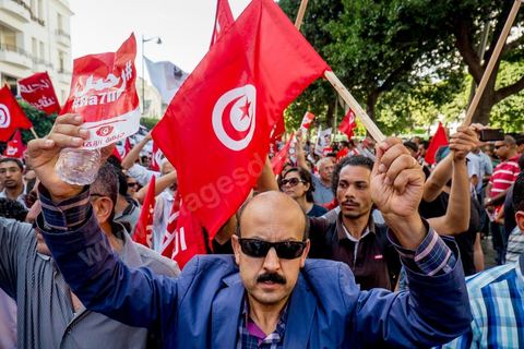 October 23, 2013: Two years after Tunisia’s first free elections, several thousand protesters took to H. Bourguiba Avenue in Tunis to protest against the current government, call for the launch of a national dialogue, and pay tribute to the political martyrs assassinated in recent months. The security situation and political tensions are at the heart of the Tunisians’ demands. The day was marked by the deaths of six more gendarmes at the hands of Salafists near Sidi Bouzid in central Tunisia. 