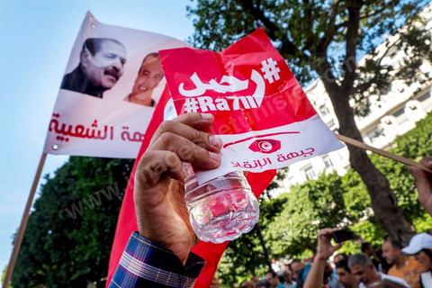October 23, 2013: Two years after Tunisia’s first free elections, several thousand protesters took to H. Bourguiba Avenue in Tunis to protest against the current government, call for the launch of a national dialogue, and pay tribute to the political martyrs assassinated in recent months. The security situation and political tensions are at the heart of the Tunisians’ demands. The day was marked by the deaths of six more gendarmes at the hands of Salafists near Sidi Bouzid in central Tunisia. 
