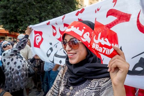 October 23, 2013: Two years after Tunisia’s first free elections, several thousand protesters took to H. Bourguiba Avenue in Tunis to protest against the current government, call for the launch of a national dialogue, and pay tribute to the political martyrs assassinated in recent months. The security situation and political tensions are at the heart of the Tunisians’ demands. The day was marked by the deaths of six more gendarmes at the hands of Salafists near Sidi Bouzid in central Tunisia. 