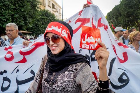October 23, 2013: Two years after Tunisia’s first free elections, several thousand protesters took to H. Bourguiba Avenue in Tunis to protest against the current government, call for the launch of a national dialogue, and pay tribute to the political martyrs assassinated in recent months. The security situation and political tensions are at the heart of the Tunisians’ demands. The day was marked by the deaths of six more gendarmes at the hands of Salafists near Sidi Bouzid in central Tunisia. 