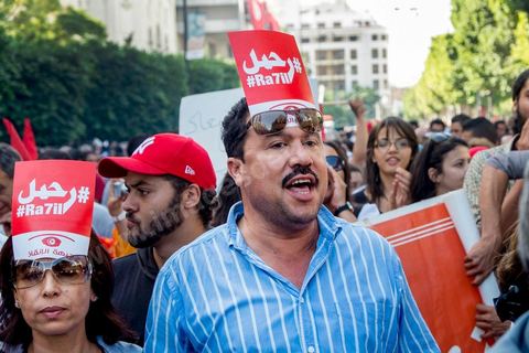 October 23, 2013: Two years after Tunisia’s first free elections, several thousand protesters took to H. Bourguiba Avenue in Tunis to protest against the current government, call for the launch of a national dialogue, and pay tribute to the political martyrs assassinated in recent months. The security situation and political tensions are at the heart of the Tunisians’ demands. The day was marked by the deaths of six more gendarmes at the hands of Salafists near Sidi Bouzid in central Tunisia. 