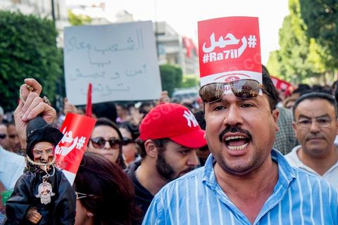 October 23, 2013: Two years after Tunisia’s first free elections, several thousand protesters took to H. Bourguiba Avenue in Tunis to protest against the current government, call for the launch of a national dialogue, and pay tribute to the political martyrs assassinated in recent months. The security situation and political tensions are at the heart of the Tunisians’ demands. The day was marked by the deaths of six more gendarmes at the hands of Salafists near Sidi Bouzid in central Tunisia. 