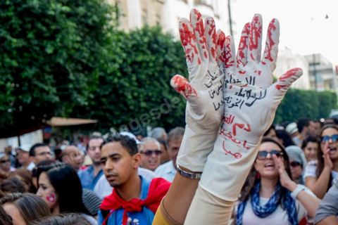 October 23, 2013: Two years after Tunisia’s first free elections, several thousand protesters took to H. Bourguiba Avenue in Tunis to protest against the current government, call for the launch of a national dialogue, and pay tribute to the political martyrs assassinated in recent months. The security situation and political tensions are at the heart of the Tunisians’ demands. The day was marked by the deaths of six more gendarmes at the hands of Salafists near Sidi Bouzid in central Tunisia. 