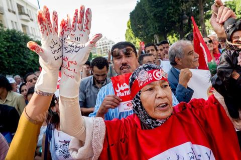 October 23, 2013: Two years after Tunisia’s first free elections, several thousand protesters took to H. Bourguiba Avenue in Tunis to protest against the current government, call for the launch of a national dialogue, and pay tribute to the political martyrs assassinated in recent months. The security situation and political tensions are at the heart of the Tunisians’ demands. The day was marked by the deaths of six more gendarmes at the hands of Salafists near Sidi Bouzid in central Tunisia. 