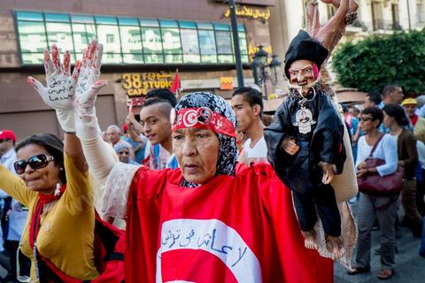 October 23, 2013: Two years after Tunisia’s first free elections, several thousand protesters took to H. Bourguiba Avenue in Tunis to protest against the current government, call for the launch of a national dialogue, and pay tribute to the political martyrs assassinated in recent months. The security situation and political tensions are at the heart of the Tunisians’ demands. The day was marked by the deaths of six more gendarmes at the hands of Salafists near Sidi Bouzid in central Tunisia. 