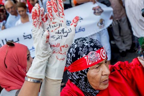 October 23, 2013: Two years after Tunisia’s first free elections, several thousand protesters took to H. Bourguiba Avenue in Tunis to protest against the current government, call for the launch of a national dialogue, and pay tribute to the political martyrs assassinated in recent months. The security situation and political tensions are at the heart of the Tunisians’ demands. The day was marked by the deaths of six more gendarmes at the hands of Salafists near Sidi Bouzid in central Tunisia. 