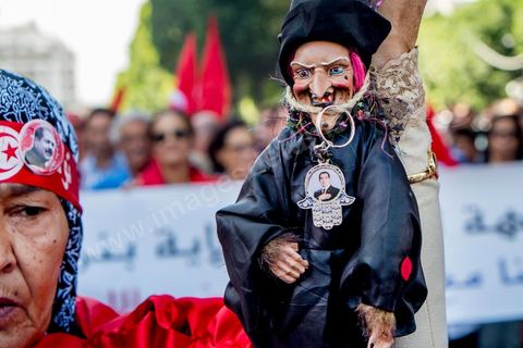 October 23, 2013: Two years after Tunisia’s first free elections, several thousand protesters took to H. Bourguiba Avenue in Tunis to protest against the current government, call for the launch of a national dialogue, and pay tribute to the political martyrs assassinated in recent months. The security situation and political tensions are at the heart of the Tunisians’ demands. The day was marked by the deaths of six more gendarmes at the hands of Salafists near Sidi Bouzid in central Tunisia. 