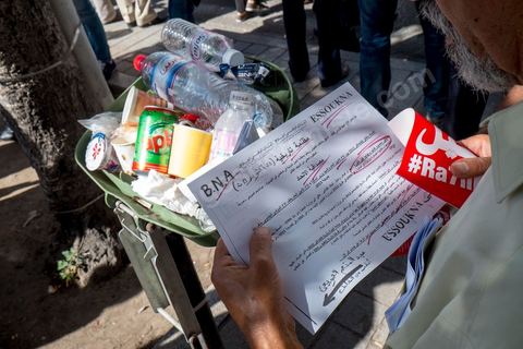 October 23, 2013: Two years after Tunisia’s first free elections, several thousand protesters took to H. Bourguiba Avenue in Tunis to protest against the current government, call for the launch of a national dialogue, and pay tribute to the political martyrs assassinated in recent months. The security situation and political tensions are at the heart of the Tunisians’ demands. The day was marked by the deaths of six more gendarmes at the hands of Salafists near Sidi Bouzid in central Tunisia. 