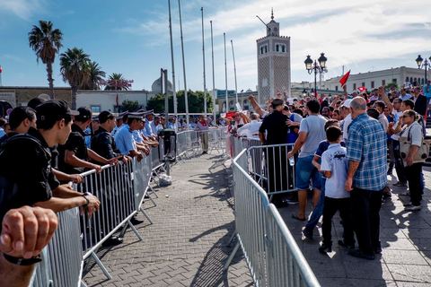 October 23, 2013: About a thousand protesters then gathered at Kasbah Square, in front of the Prime Minister’s Office, to apply pressure and demand the prime minister’s resignation, as agreed upon in the roadmap for the National Dialogue, which has been slow to get underway. Two years after Tunisia’s first free elections, several thousand protesters took to H. Bourguiba Avenue in Tunis to protest against the current government, call for the launch of the National Dialogue, and pay tribute to the political martyrs assassinated in recent months. The security situation and political tensions are at the heart of the Tunisians’ demands. The day was marked by the deaths of six more gendarmes at the hands of Salafists near Sidi Bouzid in central Tunisia. 