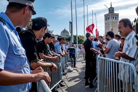 October 23, 2013: About a thousand protesters then gathered at Kasbah Square, in front of the Prime Minister’s Office, to apply pressure and demand the prime minister’s resignation, as agreed upon in the roadmap for the National Dialogue, which has been slow to get underway. Two years after Tunisia’s first free elections, several thousand protesters took to H. Bourguiba Avenue in Tunis to protest against the current government, call for the launch of the National Dialogue, and pay tribute to the political martyrs assassinated in recent months. The security situation and political tensions are at the heart of the Tunisians’ demands. The day was marked by the deaths of six more gendarmes at the hands of Salafists near Sidi Bouzid in central Tunisia. 