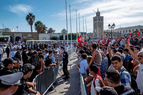 October 23, 2013: About a thousand protesters then gathered at Kasbah Square, in front of the Prime Minister’s Office, to apply pressure and demand the prime minister’s resignation, as agreed upon in the roadmap for the National Dialogue, which has been slow to get underway. Two years after Tunisia’s first free elections, several thousand protesters took to H. Bourguiba Avenue in Tunis to protest against the current government, call for the launch of the National Dialogue, and pay tribute to the political martyrs assassinated in recent months. The security situation and political tensions are at the heart of the Tunisians’ demands. The day was marked by the deaths of six more gendarmes at the hands of Salafists near Sidi Bouzid in central Tunisia. 