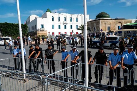 October 23, 2013: About a thousand protesters then gathered at Kasbah Square, in front of the Prime Minister’s Office, to apply pressure and demand the prime minister’s resignation, as agreed upon in the roadmap for the National Dialogue, which has been slow to get underway. Two years after Tunisia’s first free elections, several thousand protesters took to H. Bourguiba Avenue in Tunis to protest against the current government, call for the launch of the National Dialogue, and pay tribute to the political martyrs assassinated in recent months. The security situation and political tensions are at the heart of the Tunisians’ demands. The day was marked by the deaths of six more gendarmes at the hands of Salafists near Sidi Bouzid in central Tunisia. 