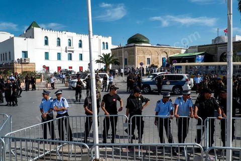 October 23, 2013: About a thousand protesters then gathered at Kasbah Square, in front of the Prime Minister’s Office, to apply pressure and demand the prime minister’s resignation, as agreed upon in the roadmap for the National Dialogue, which has been slow to get underway. Two years after Tunisia’s first free elections, several thousand protesters took to H. Bourguiba Avenue in Tunis to protest against the current government, call for the launch of the National Dialogue, and pay tribute to the political martyrs assassinated in recent months. The security situation and political tensions are at the heart of the Tunisians’ demands. The day was marked by the deaths of six more gendarmes at the hands of Salafists near Sidi Bouzid in central Tunisia. 