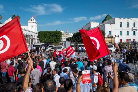 October 23, 2013: About a thousand protesters then gathered at Kasbah Square, in front of the Prime Minister’s Office, to apply pressure and demand the prime minister’s resignation, as agreed upon in the roadmap for the National Dialogue, which has been slow to get underway. Two years after Tunisia’s first free elections, several thousand protesters took to H. Bourguiba Avenue in Tunis to protest against the current government, call for the launch of the National Dialogue, and pay tribute to the political martyrs assassinated in recent months. The security situation and political tensions are at the heart of the Tunisians’ demands. The day was marked by the deaths of six more gendarmes at the hands of Salafists near Sidi Bouzid in central Tunisia. 
