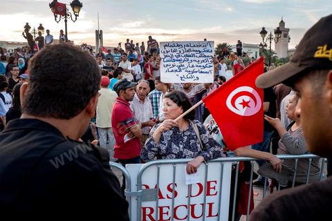 October 23, 2013: About a thousand protesters then gathered at Kasbah Square, in front of the Prime Minister’s Office, to apply pressure and demand the prime minister’s resignation, as agreed upon in the roadmap for the National Dialogue, which has been slow to get underway. Two years after Tunisia’s first free elections, several thousand protesters took to H. Bourguiba Avenue in Tunis to protest against the current government, call for the launch of the National Dialogue, and pay tribute to the political martyrs assassinated in recent months. The security situation and political tensions are at the heart of the Tunisians’ demands. The day was marked by the deaths of six more gendarmes at the hands of Salafists near Sidi Bouzid in central Tunisia. 